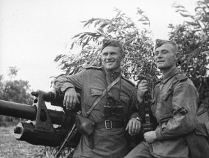 Бойцы ИПТА. Командир орудия старший сержант Н.Жуков (слева) и наводчик младший сержант С.Твертин. Курская дуга. Июль 1943 года.